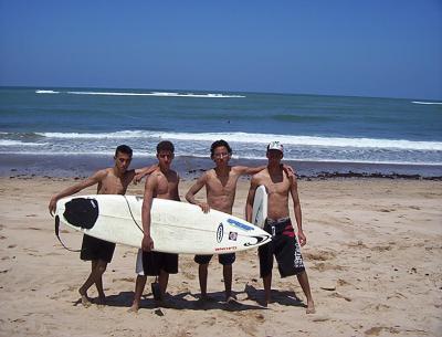 c drari fel labhar avec une plenche du surf
