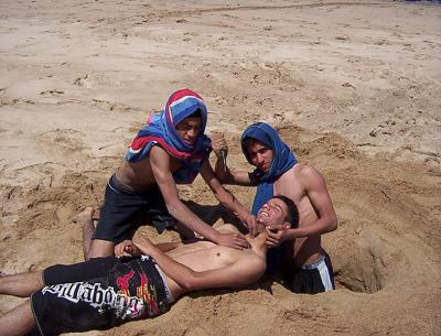 inahoum al mouslimoun wayouharirouna al arda mina al koufar